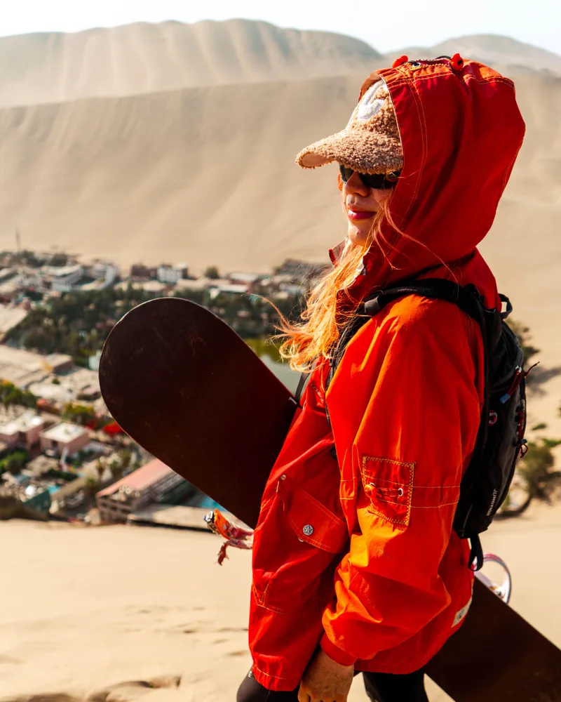 Yesiko, fundadora de SandGirls en las dunas de Huacachina